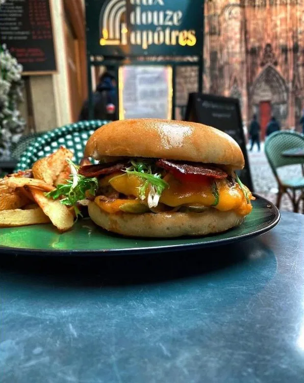 Le Burger des 12 devant l’enseigne