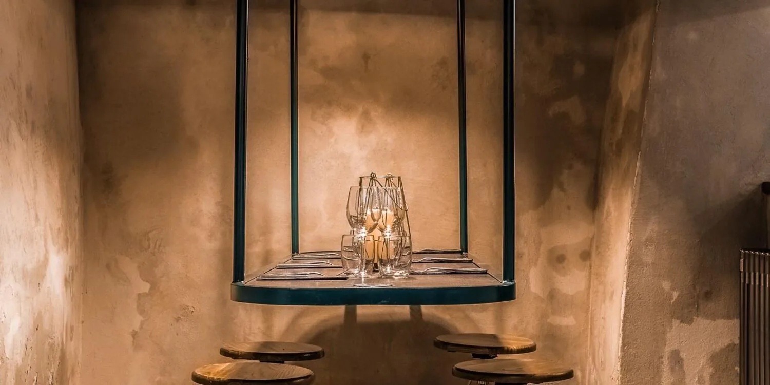 Table suspendue dans le caveau voûté
