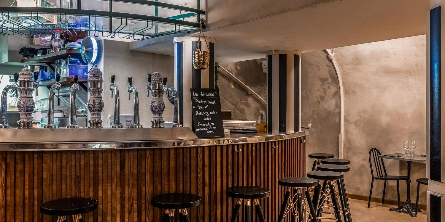 Le comptoir et ses tireuses à bière