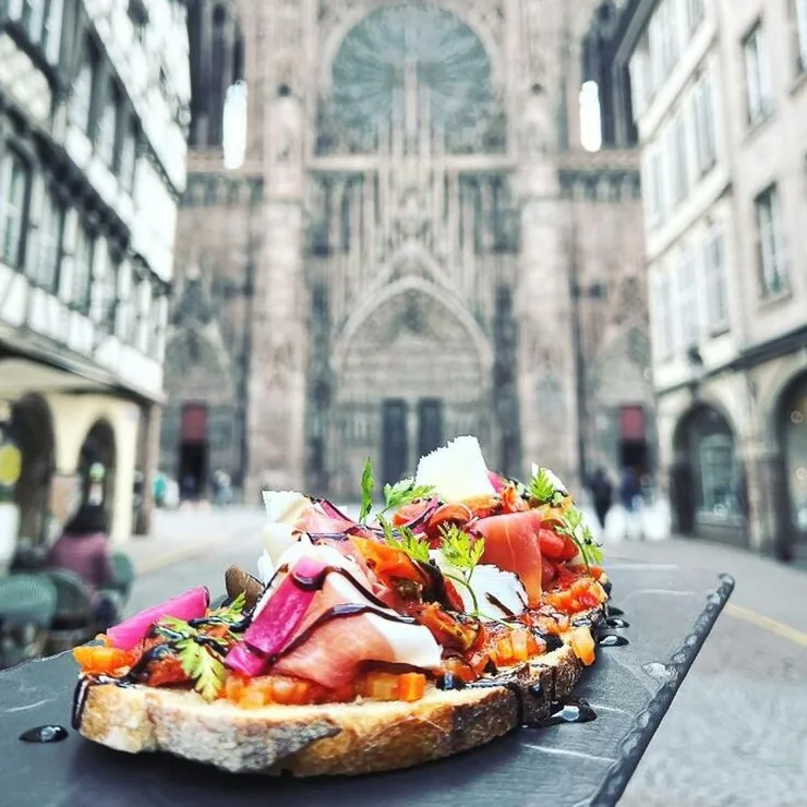 Une tartine servie rue Mercière, la cathédrale en fond