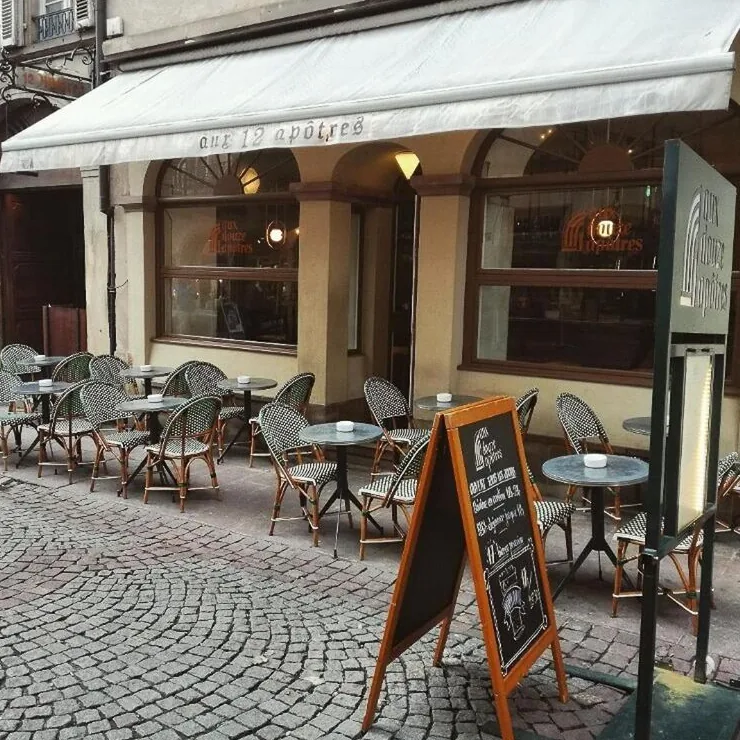 La terrasse des 12 Apôtres sur les pavés de la rue Mercière